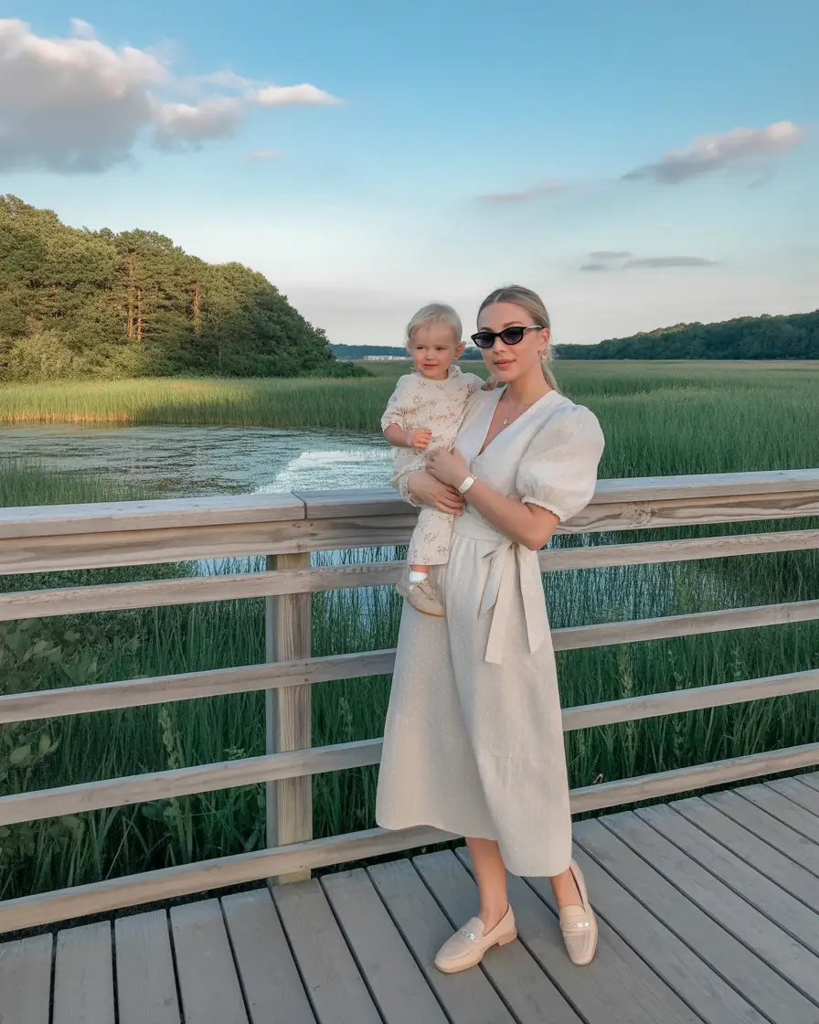 2026 Crisp Neutrals for a Serene Lakeside Spring Scene